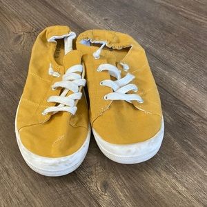 Mustard scrunch back speakers